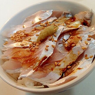 太刀魚の刺身と金胡麻のっけてツン辛ご飯